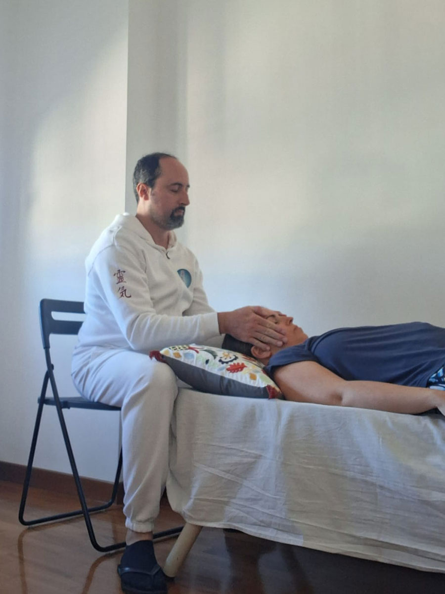 Simone durante un trattamento Reiki